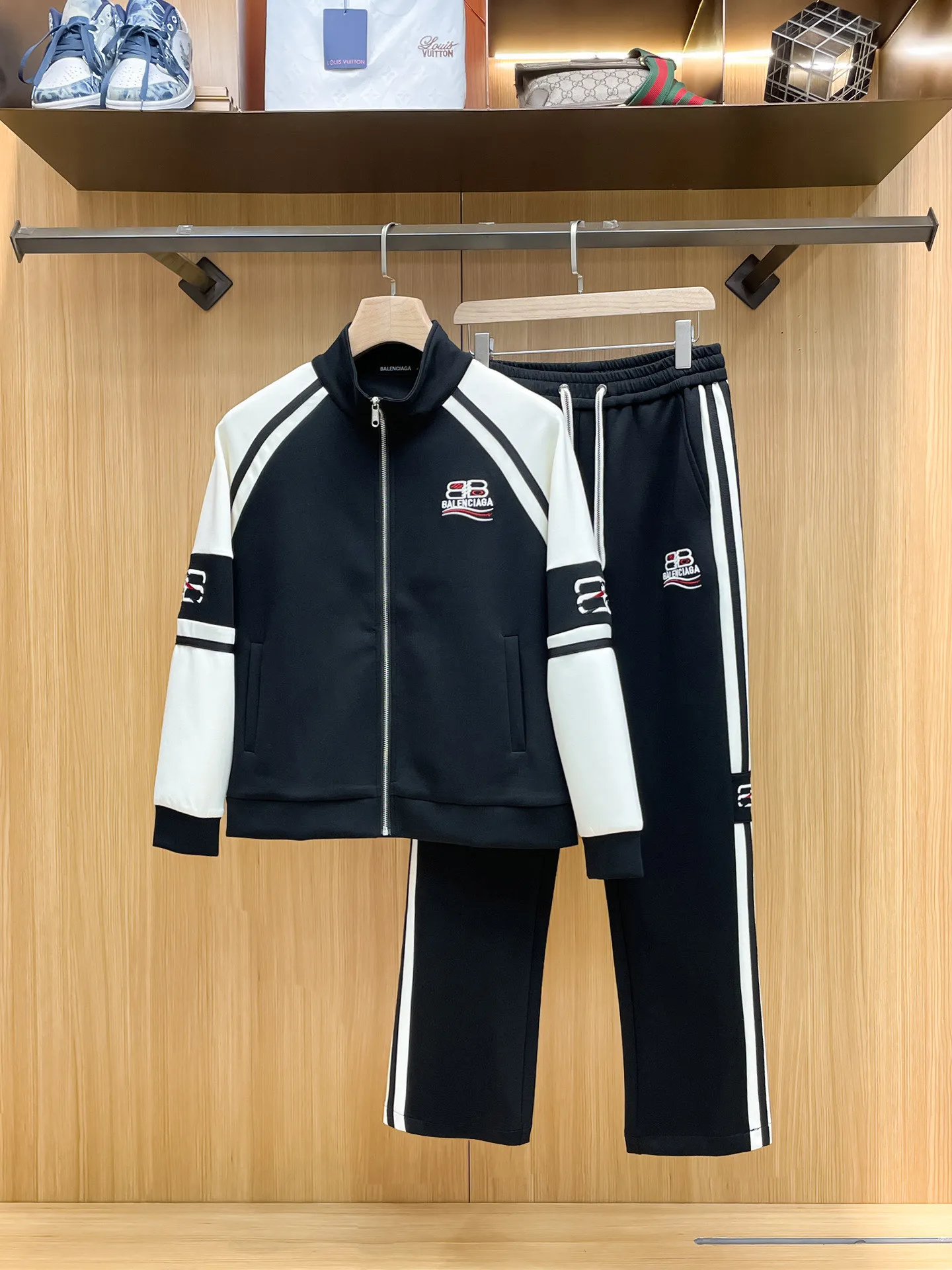 Balenciaga 2026 New Arrival counter Same Style casual suit, Breathable, comfortable and casual! Full of high-end feel! The details are exquisite and high-end, and the workmanship is impeccable! The original Premium fabric is very high-end! The fabric is crisp and anti-wrinkle Wear-Resistant, warm, neat and stylish. Everyone must buy a set this autumn and winter. They must look cool and cool when wearing them. We especially recommend Sizes M-3XL